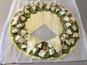 Couronne feuilletée pesto, courgette, chèvre et pignon de pin