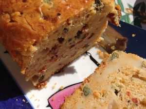 Cake au fromage de brebis, tomates séchées et câpres