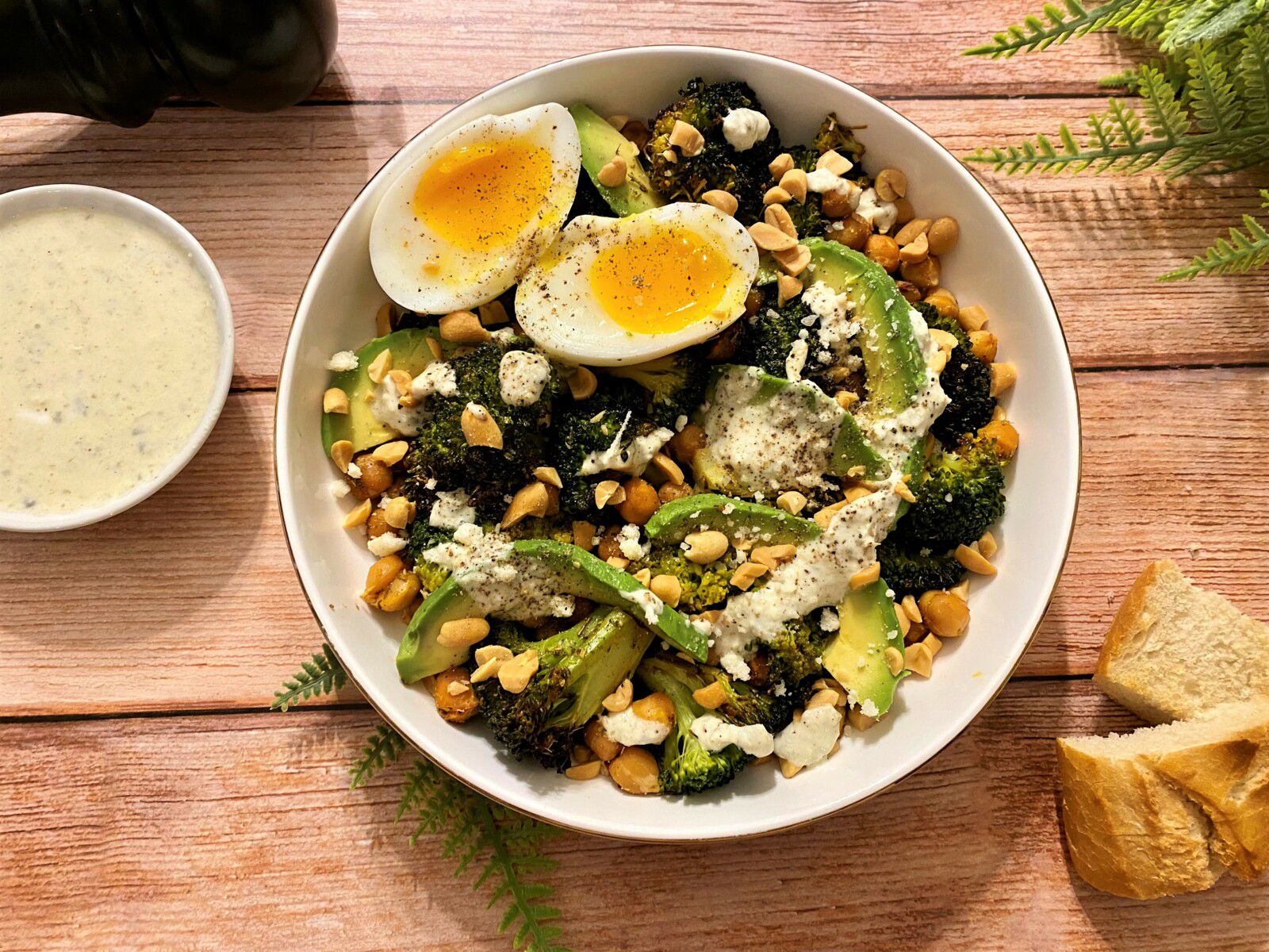 Salade de brocoli et pois chiches croustillants façon Caesar