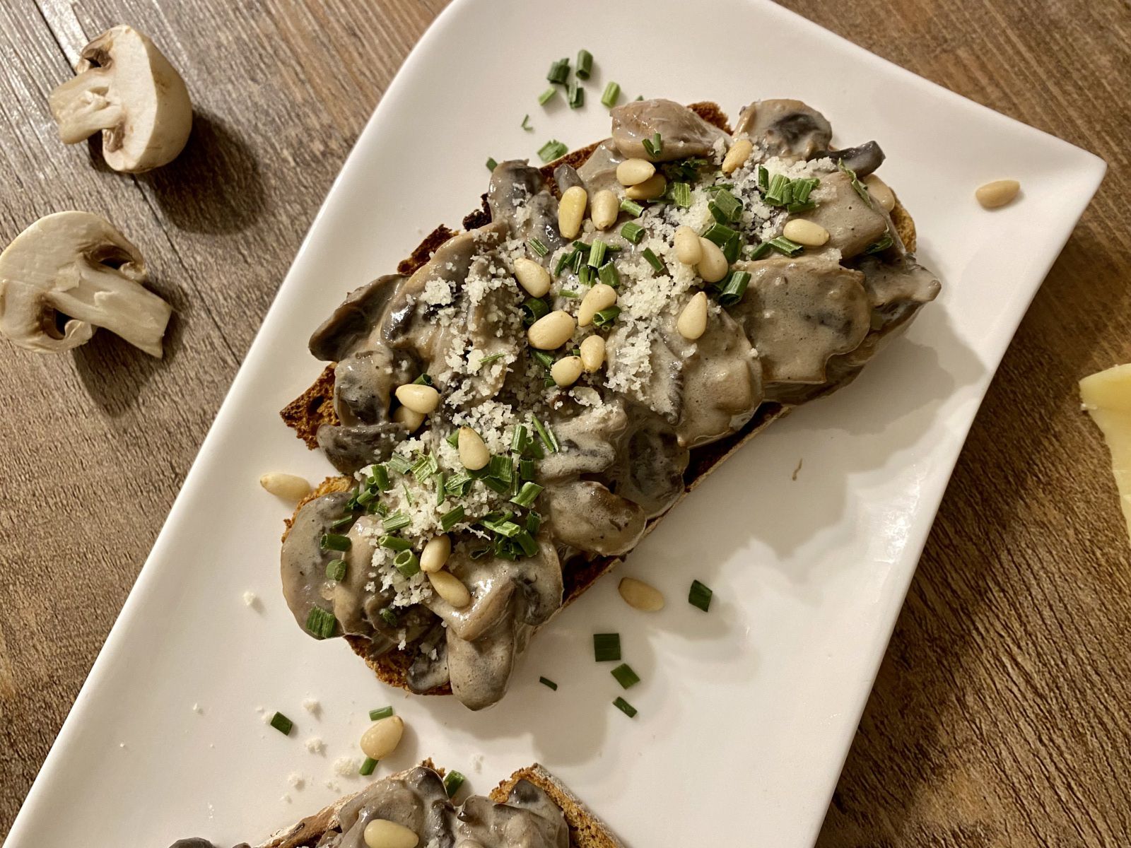 Bruschetta aux champignons, parmesan et pignons de pin