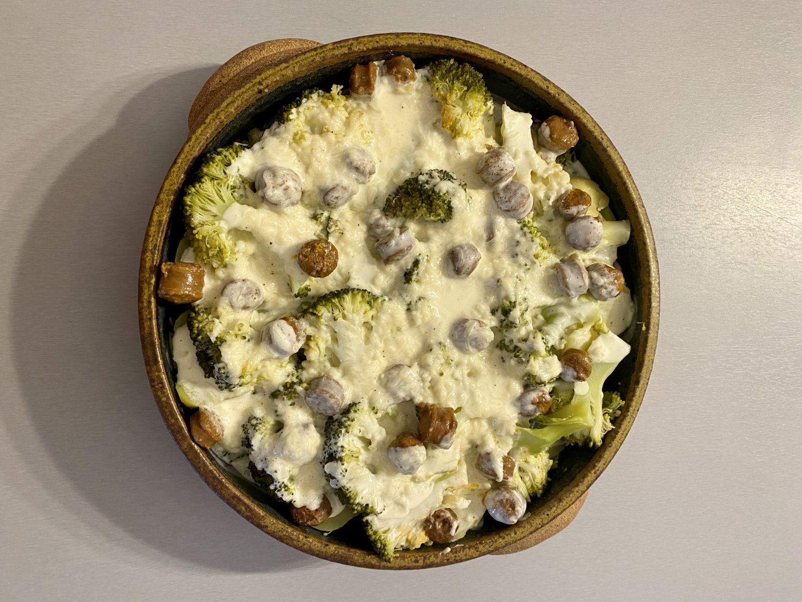 Gratin de pommes de terre, brocoli et merguez