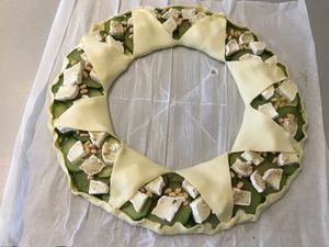 Couronne feuilletée pesto, courgette, chèvre et pignon de pin