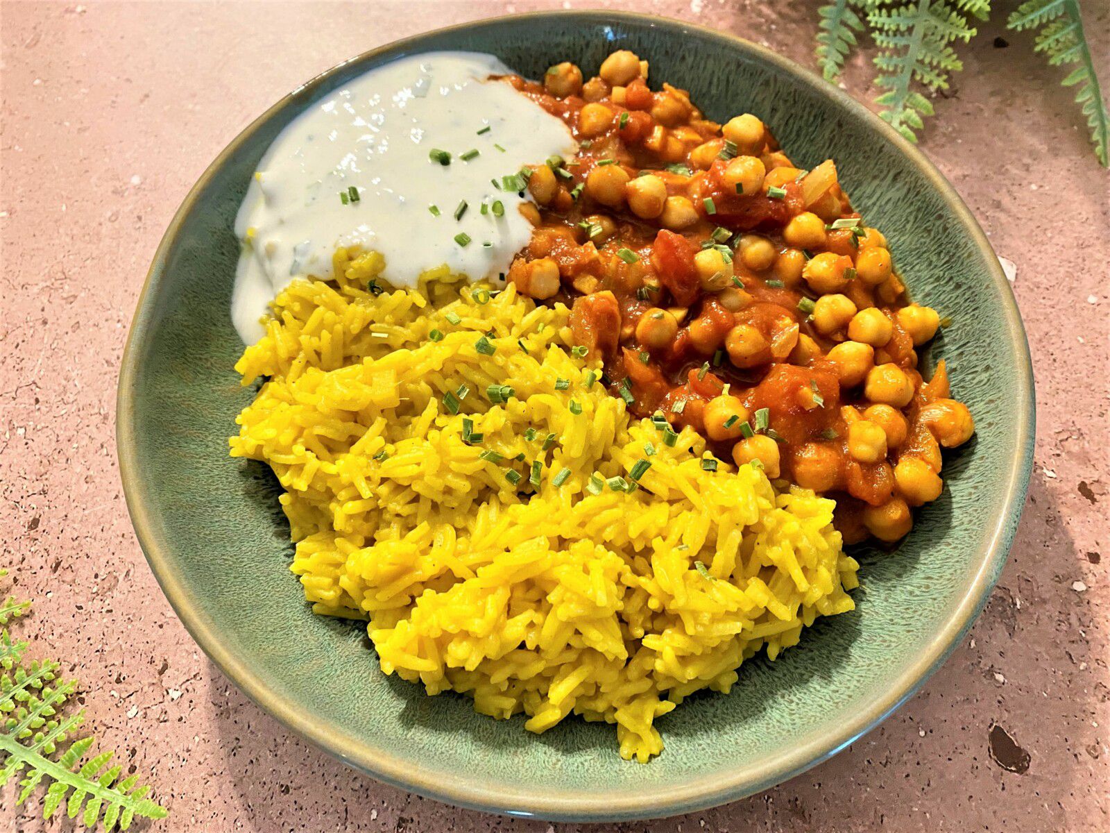 Riz au curry, pois chiches aux épices et sauce au yaourt