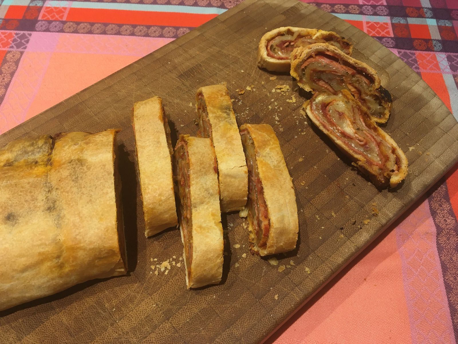 Pizza roulée au jambon, mozzarella et origan