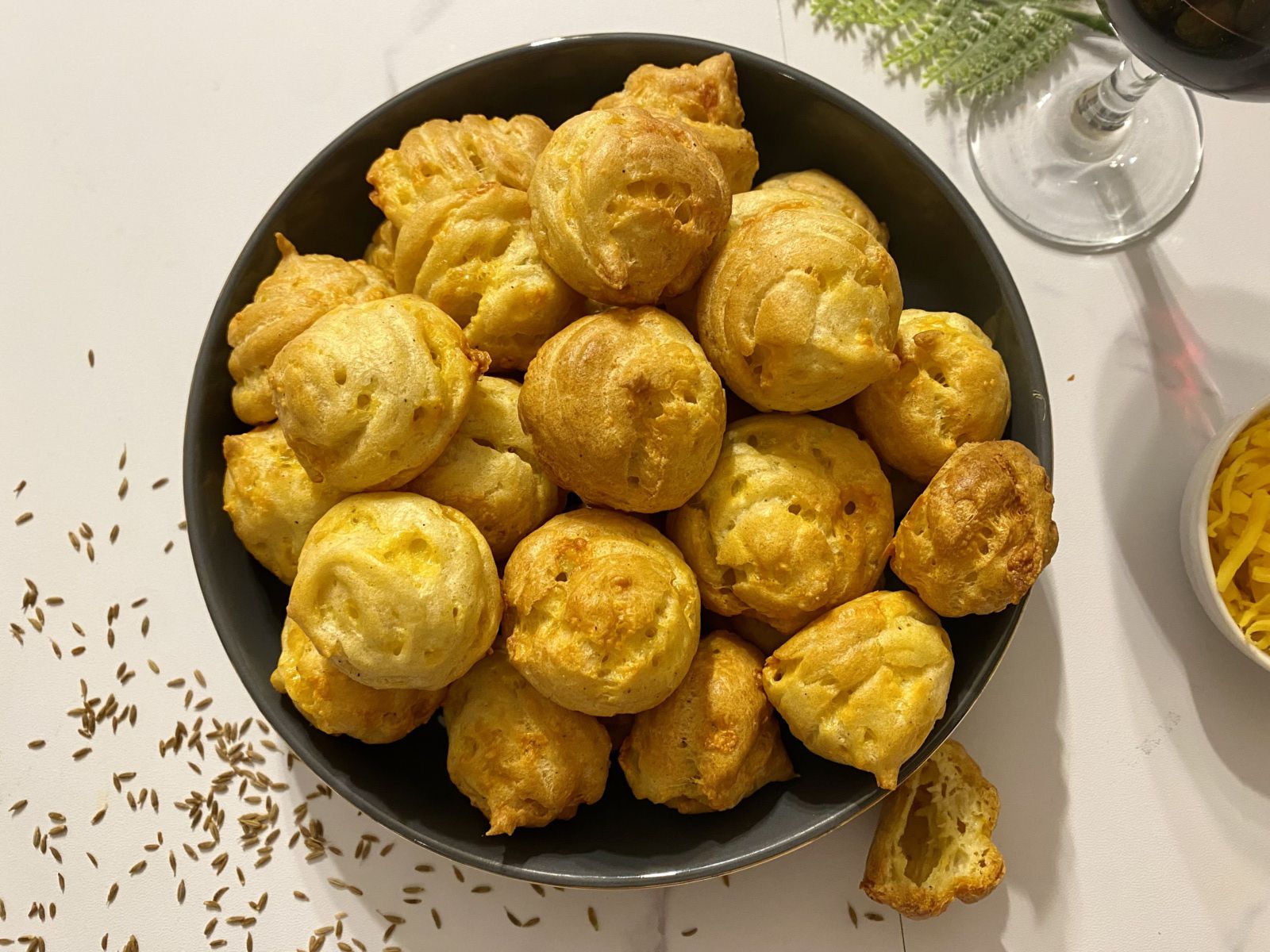Gougères au cheddar et au cumin