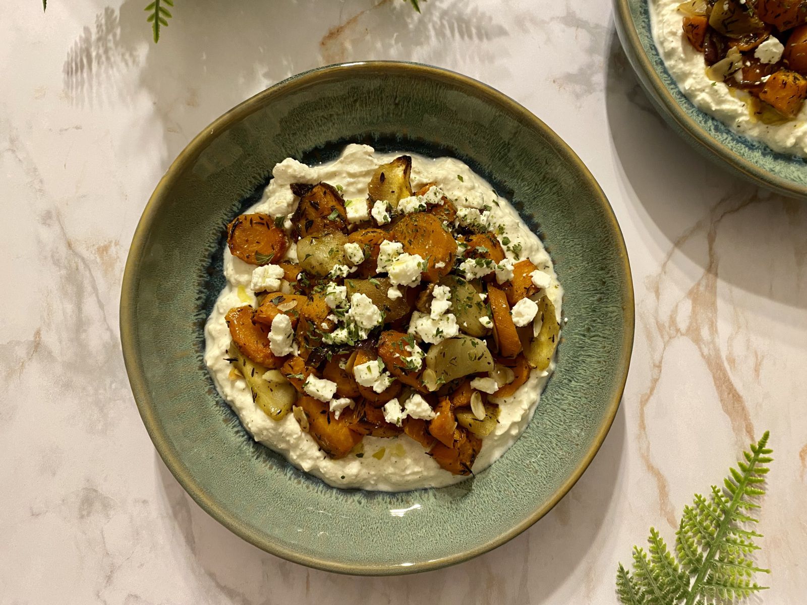 Légumes rôtis au sirop d’érable, crème à la feta et citron