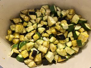 Cuisses de poulet, courgettes et aubergines rôtis au curry