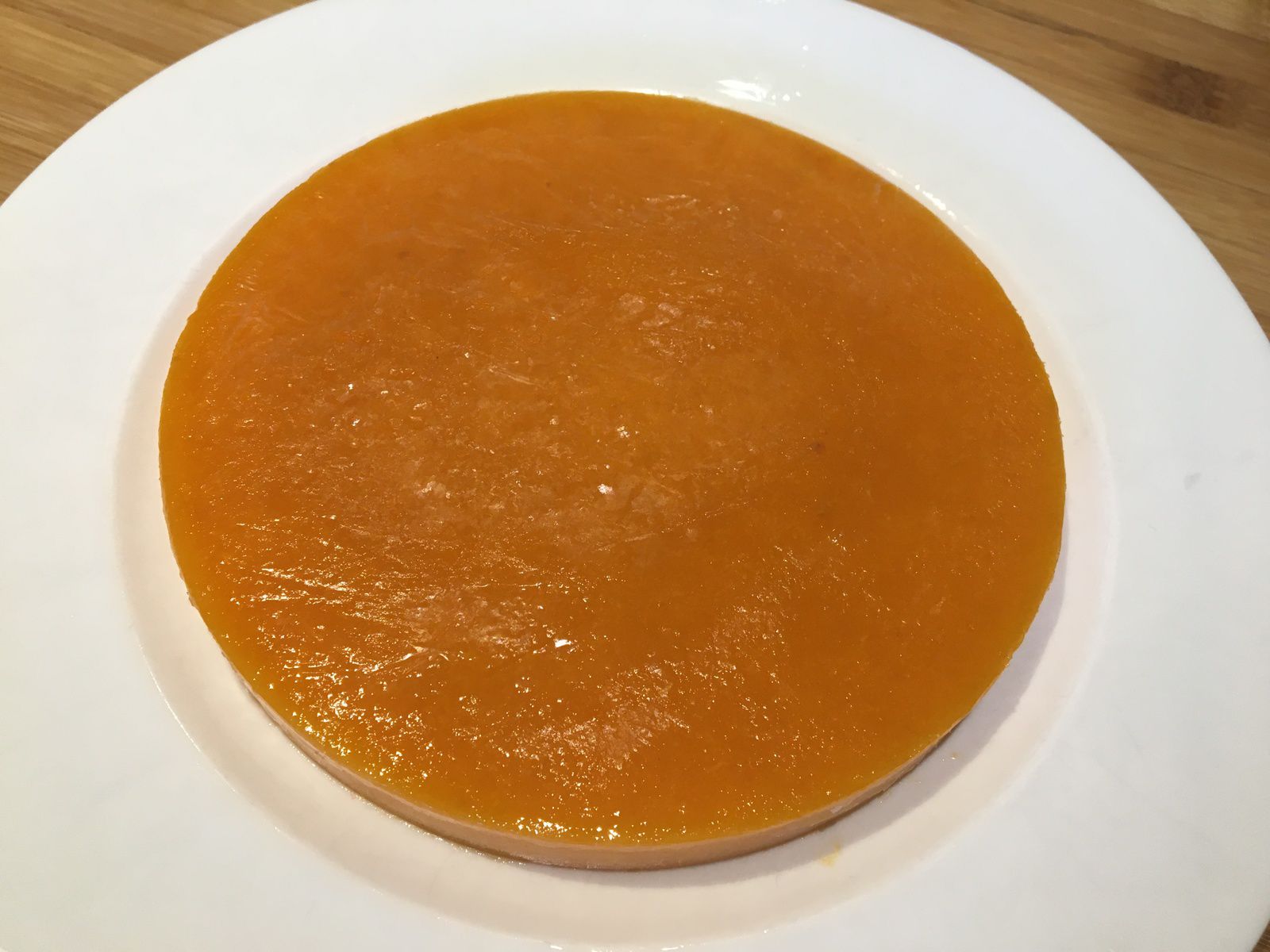 Entremets abricot, vanille et noisette