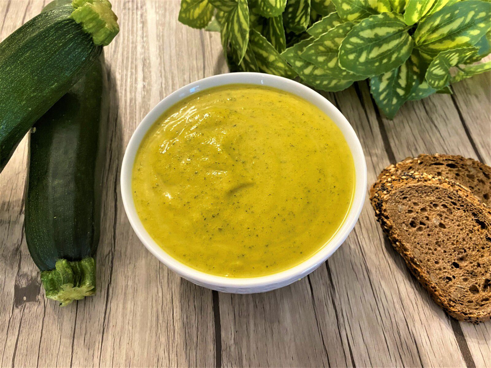 Soupe froide de courgette, lait de coco et curry