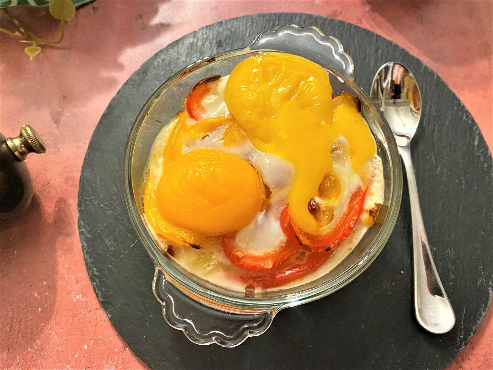 Œufs cocotte aux poivrons et chorizo