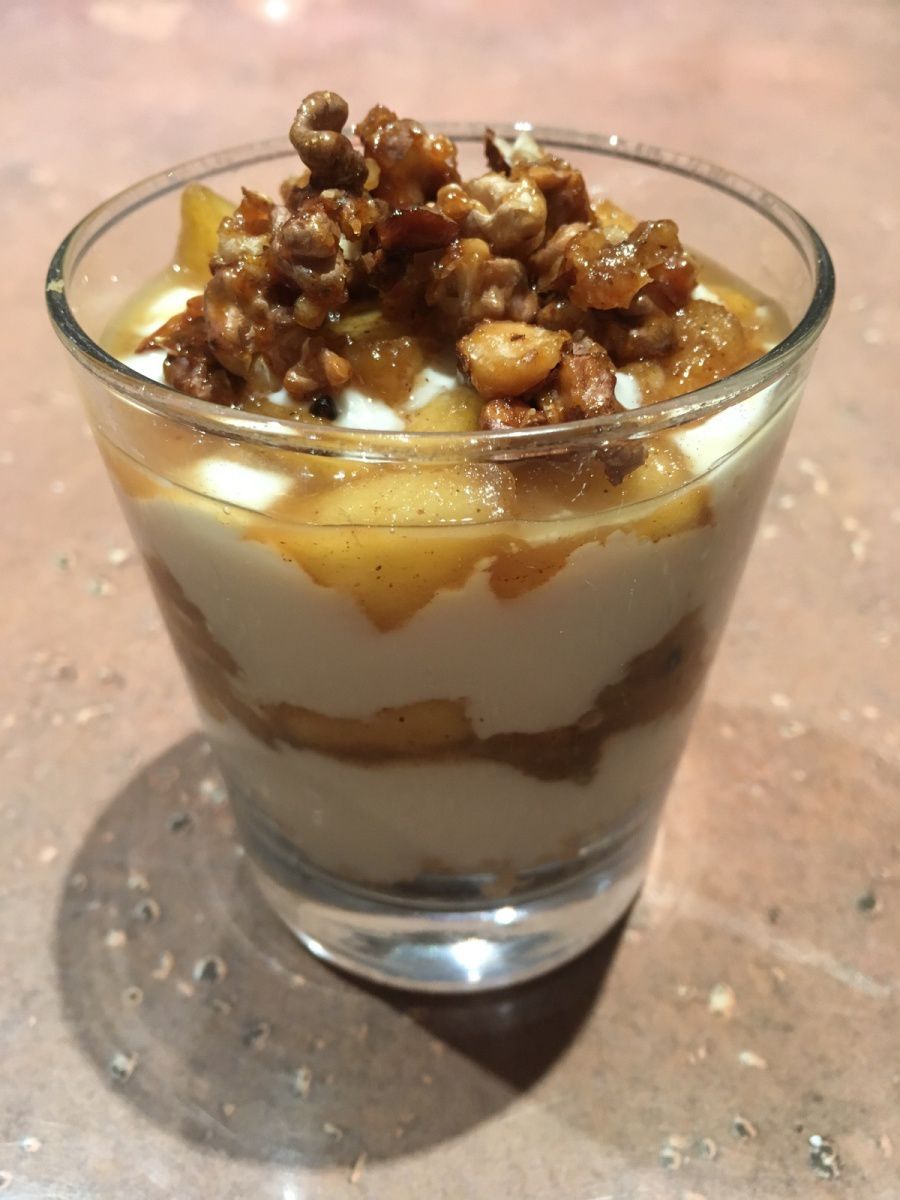 Verrines aux pommes épicées et noix caramélisées