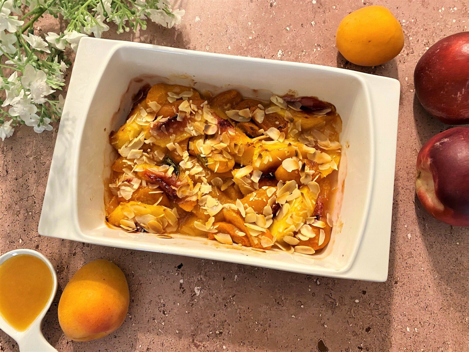 Pêches et abricots au basilic et aux amandes