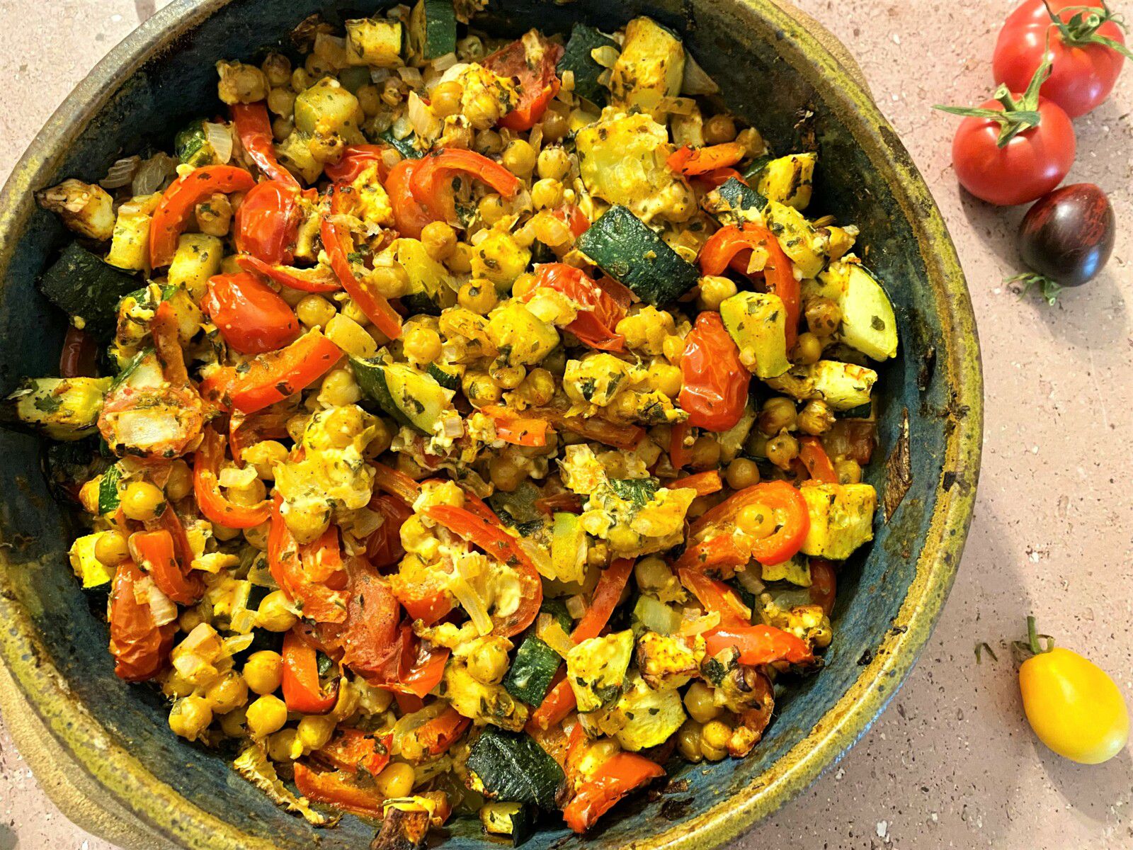Légumes du soleil et pois chiches rôtis au four à la fêta