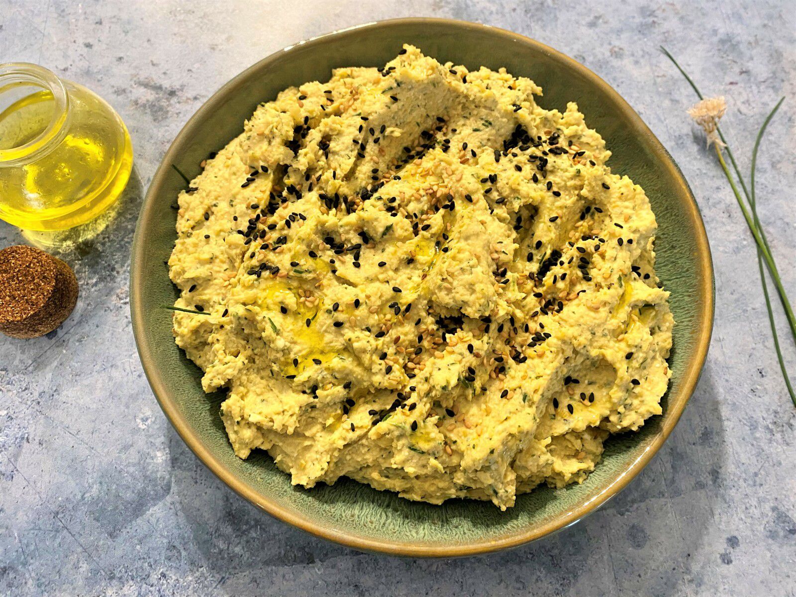 Houmous aux herbes et à la feta