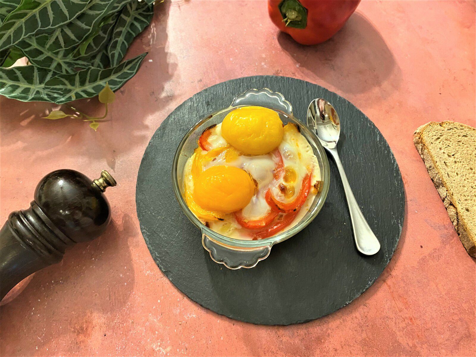 Œufs cocotte aux poivrons et chorizo