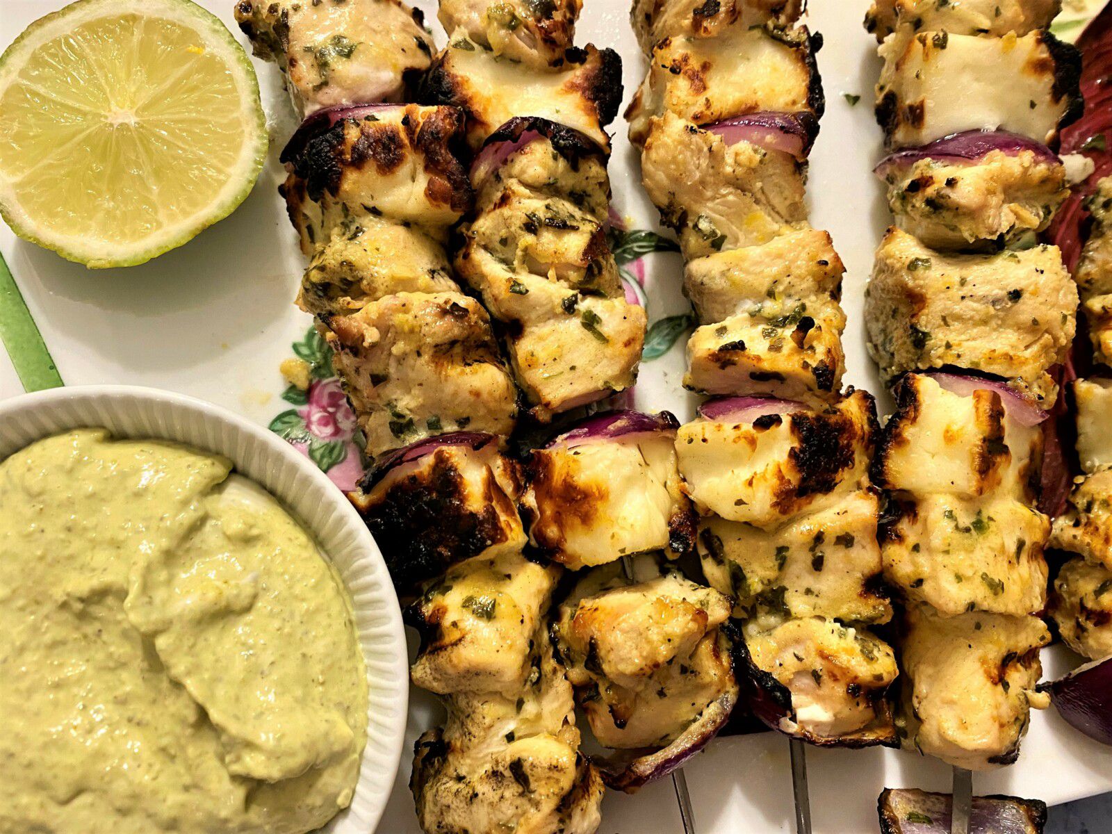 Brochettes de poulet et halloumi au basilic, mayonnaise au pesto