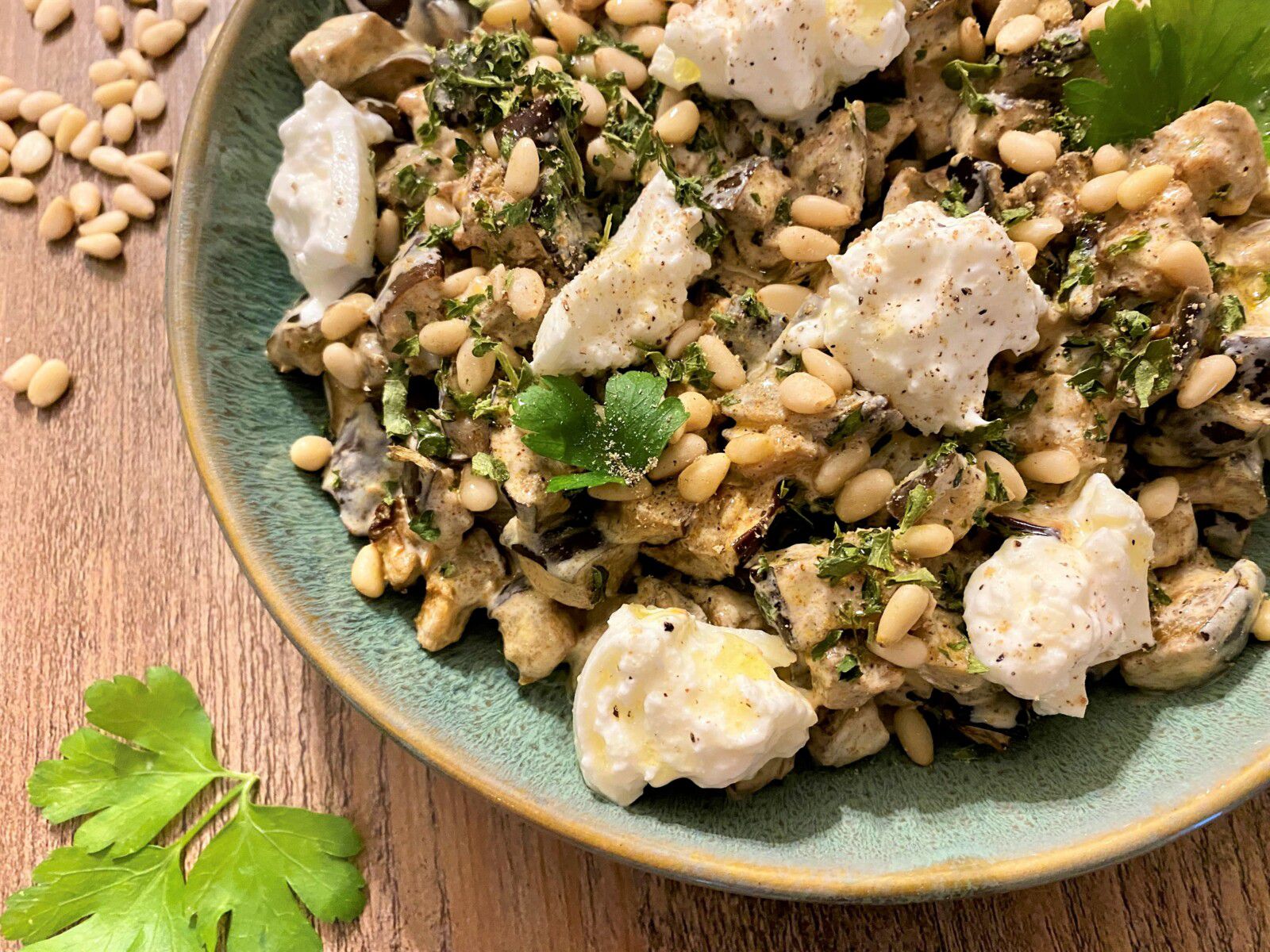 Salade d'aubergines rôties aux épices et burrata