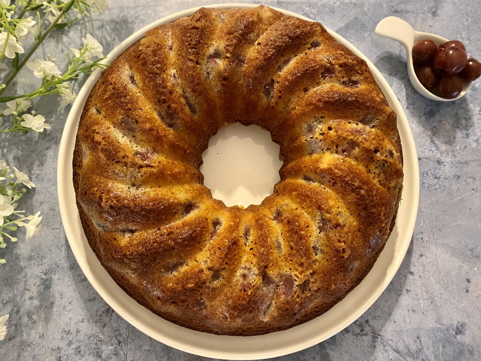 Gâteau au yaourt, cerises amarena et amande