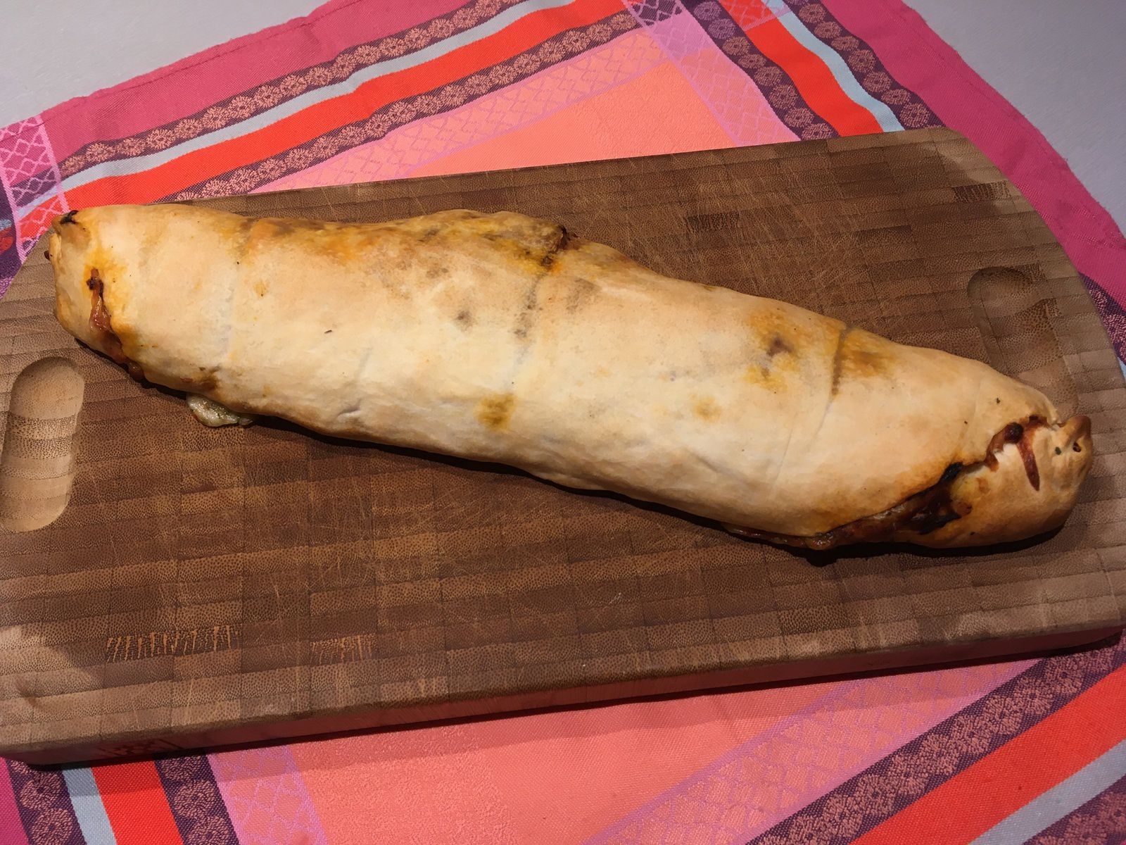 Pizza roulée au jambon, mozzarella et origan