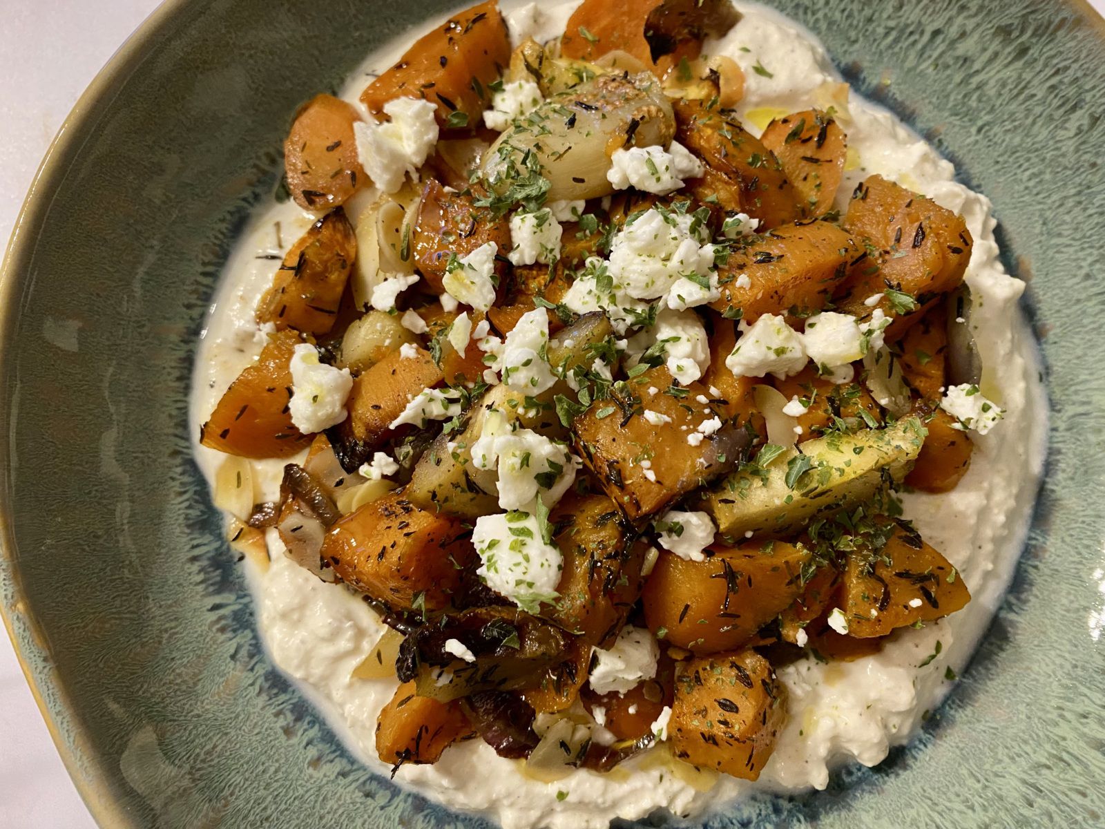 Légumes rôtis au sirop d’érable, crème à la feta et citron