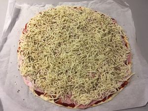 Pizza roulée au jambon, mozzarella et origan