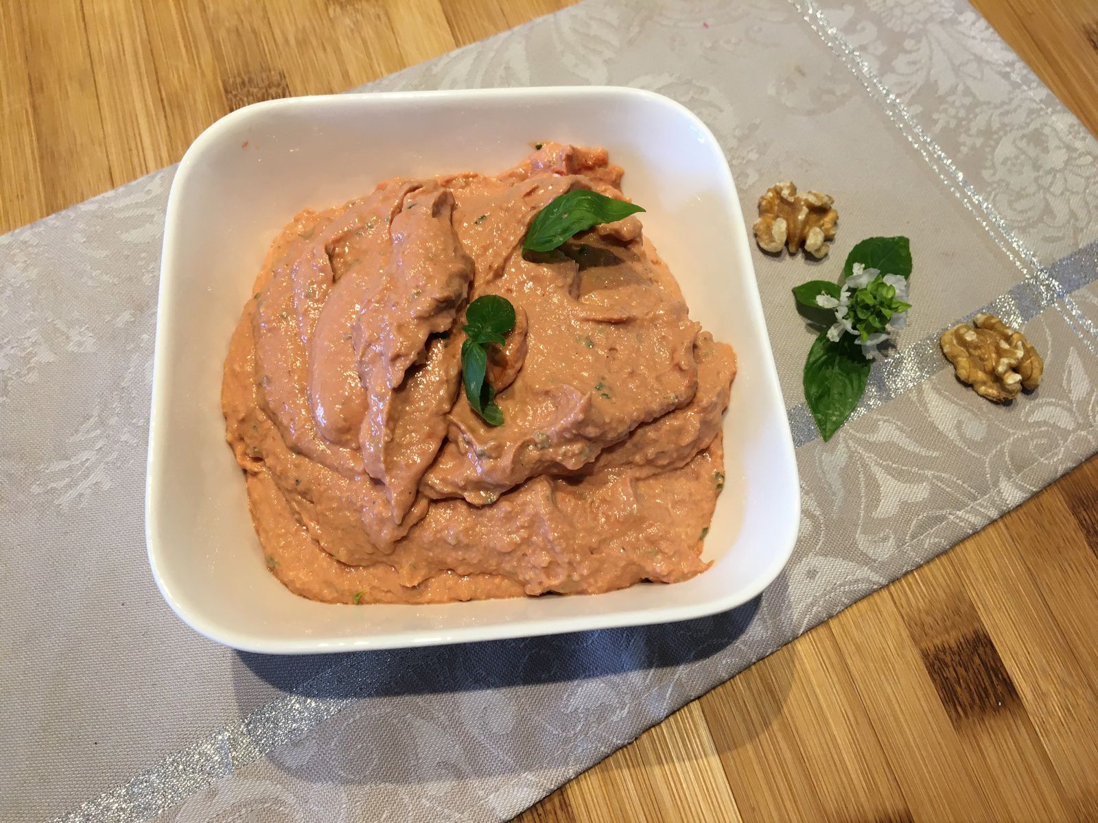 Pesto de ricotta aux noix et à la tomate