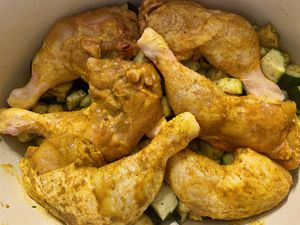 Cuisses de poulet, courgettes et aubergines rôtis au curry