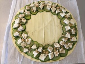 Couronne feuilletée pesto, courgette, chèvre et pignon de pin