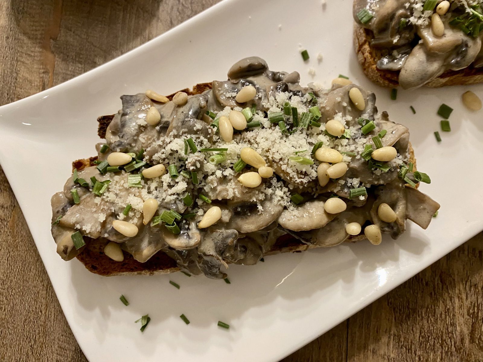 Bruschetta aux champignons, parmesan et pignons de pin