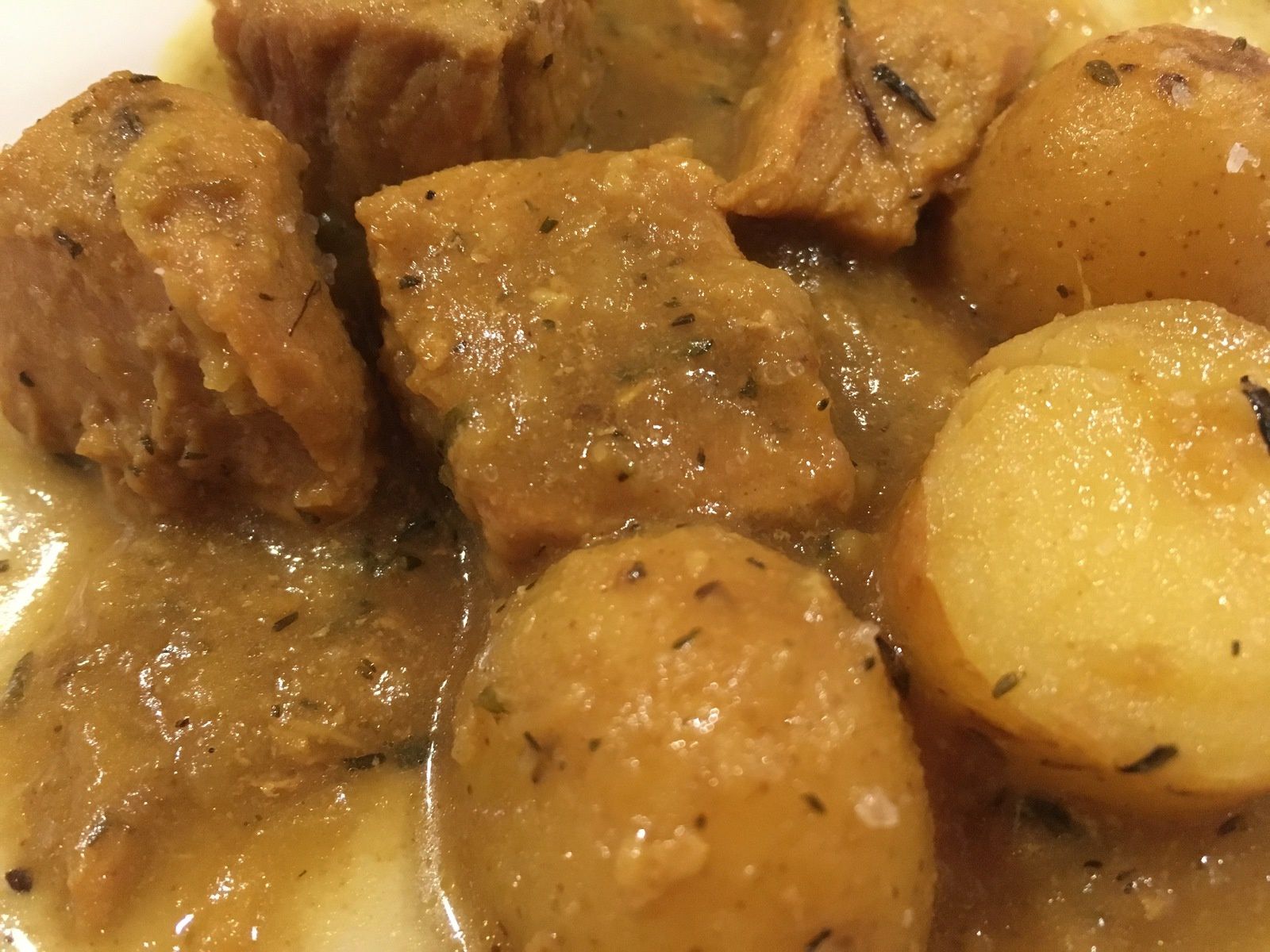 Notez que ce cari-là à la particularité de se cuisiner sans tomate. Idéal lorsque ce n’est pas la saison !