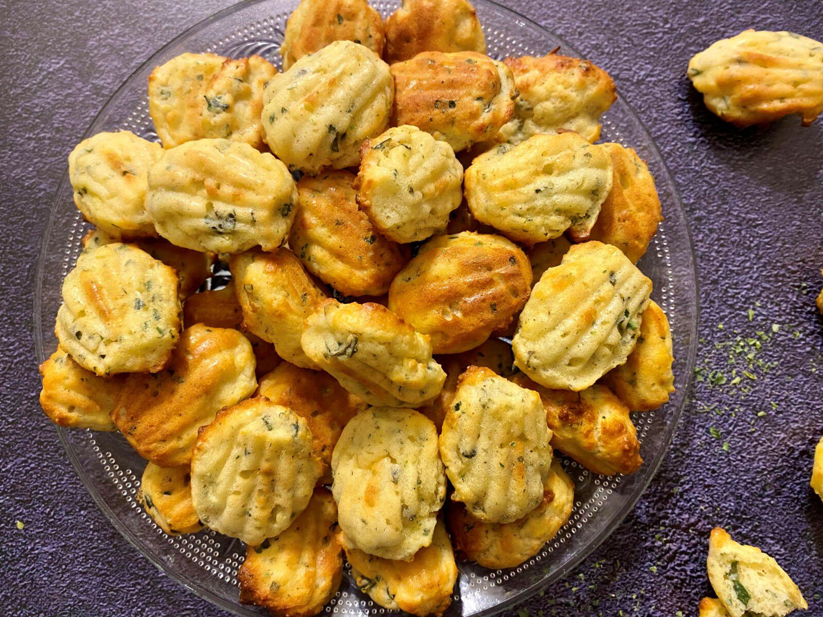 Madeleines à la ricotta, parmesan et basilic