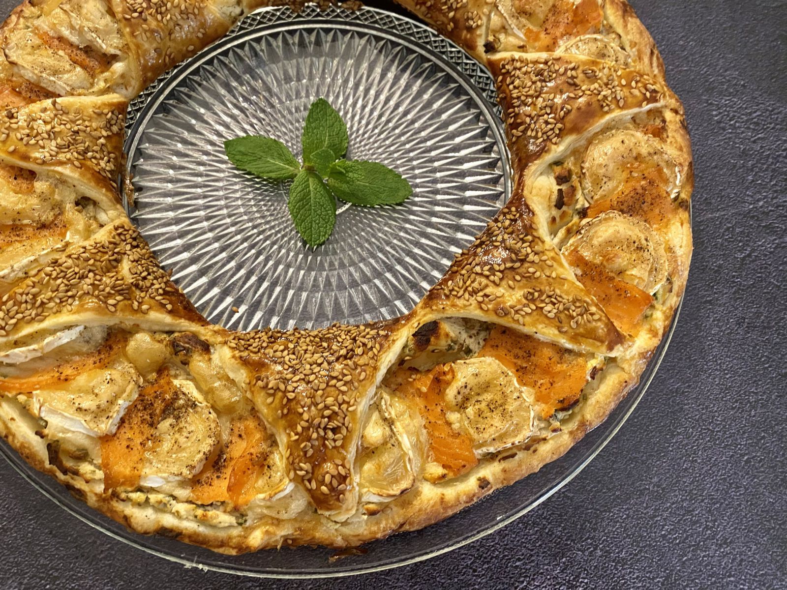 Couronne feuilletée au chèvre et au saumon fumé