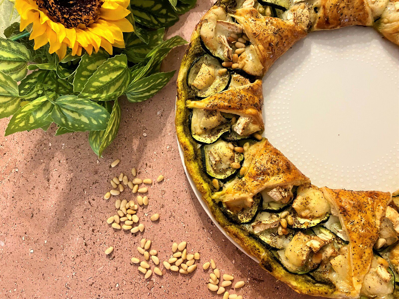 Couronne feuilletée pesto, courgette, chèvre et pignon de pin