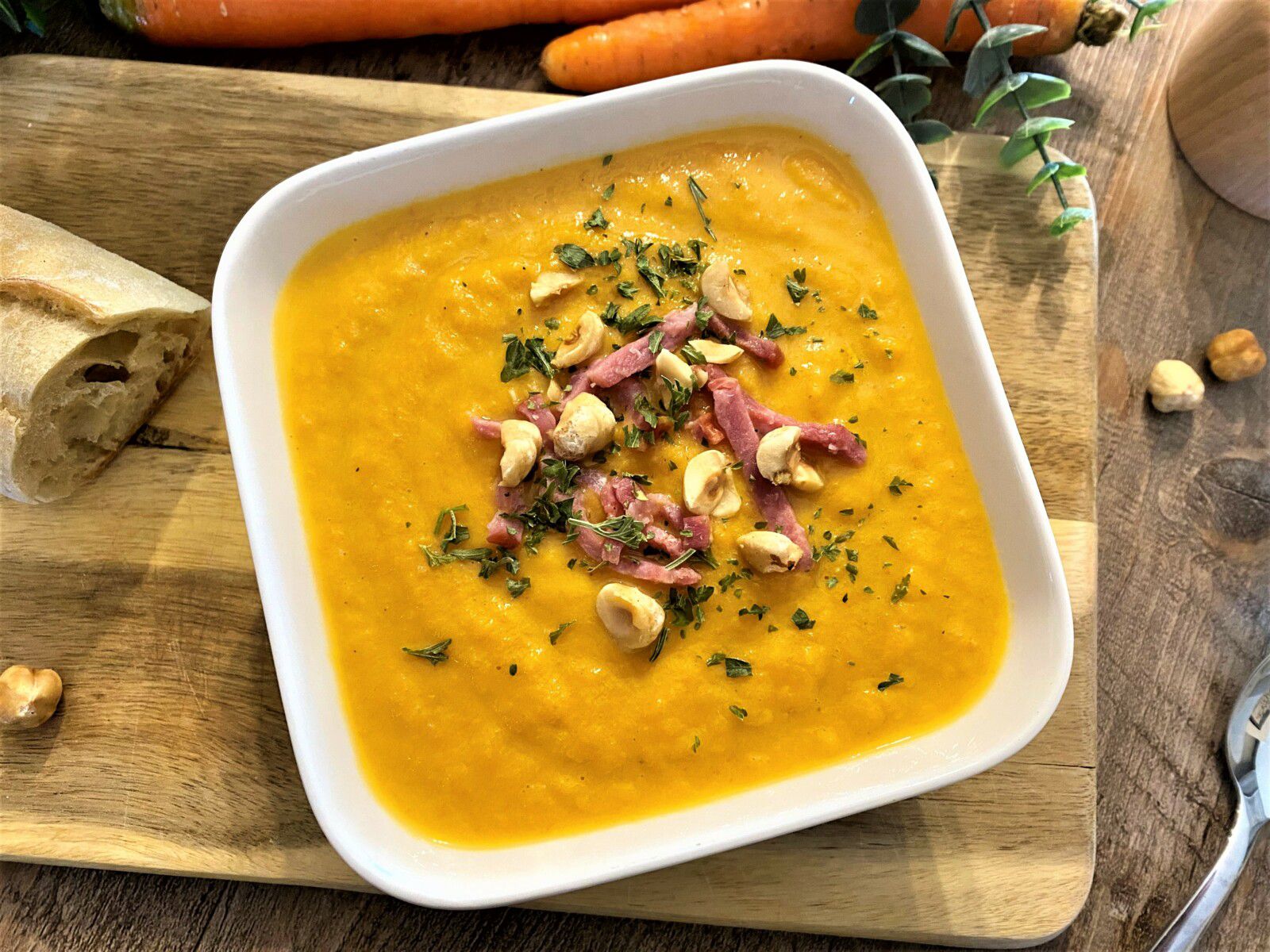 Velouté de carottes et poireaux aux lardons