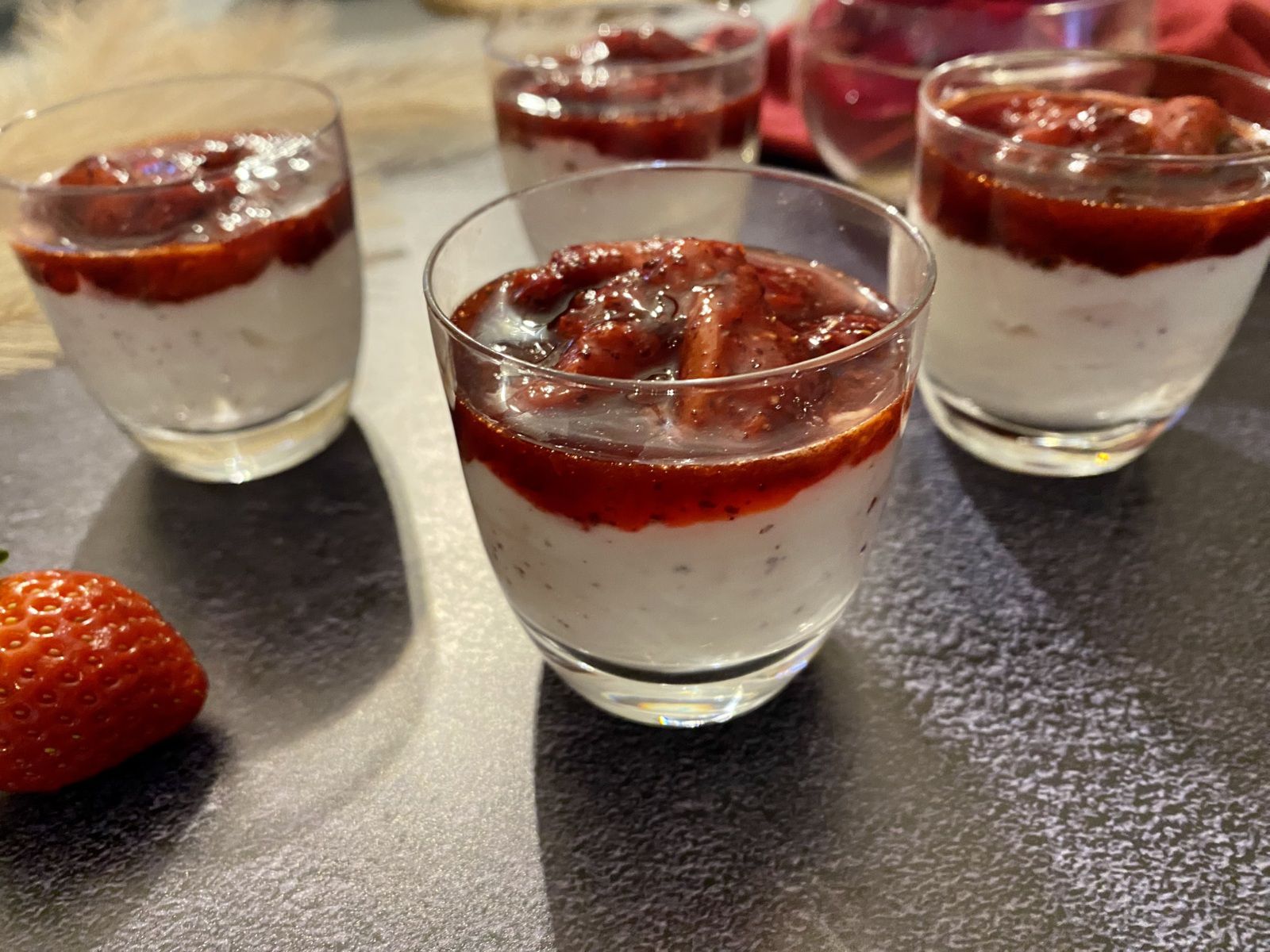Verrines de fraises rôties au sumac et yaourt égoutté de Yotam Ottolenghi