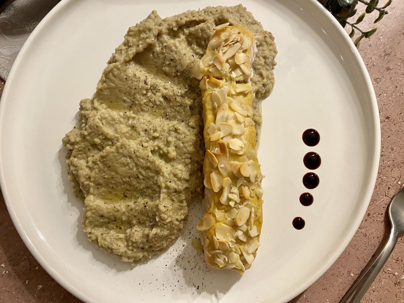 Filet de saumon aux amandes et caviar d'aubergines