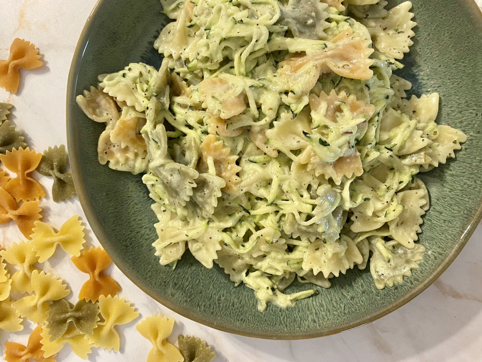 Pâtes aux courgettes, yaourt à la grecque et herbes de Provence
