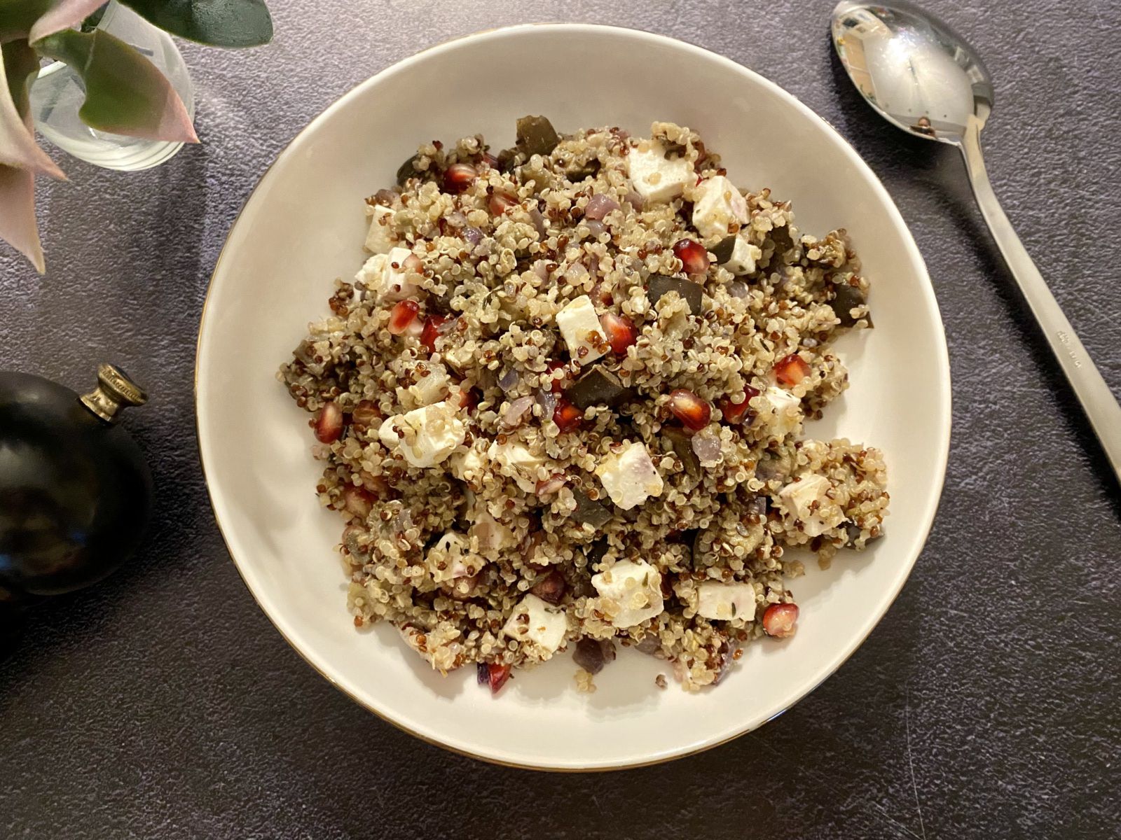 Salade de quinoa aux aubergines et à la feta