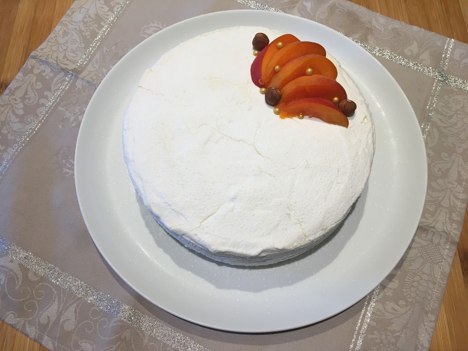 Entremets abricot, vanille et noisette