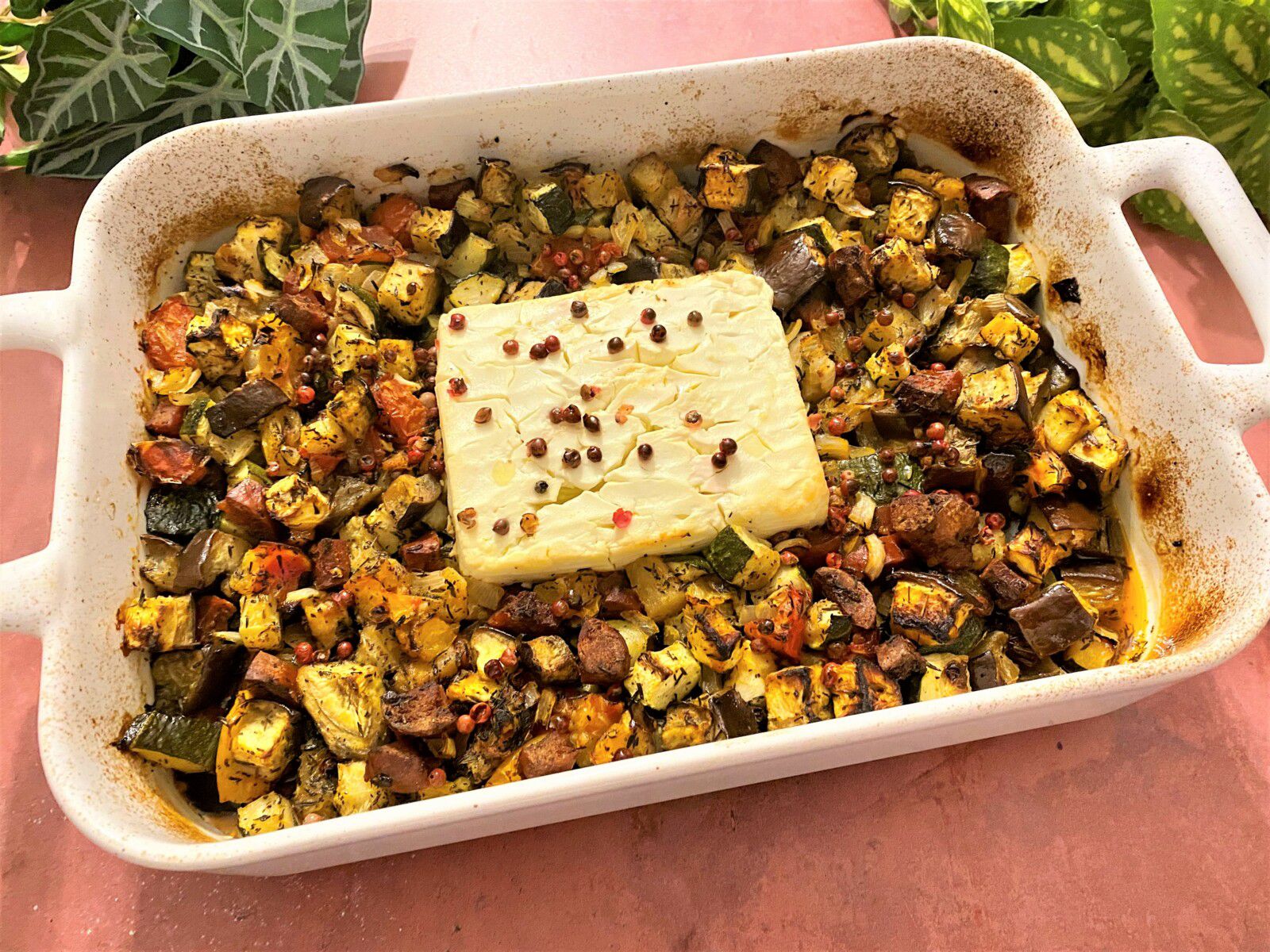 Légumes d'été rôtis, feta et chorizo