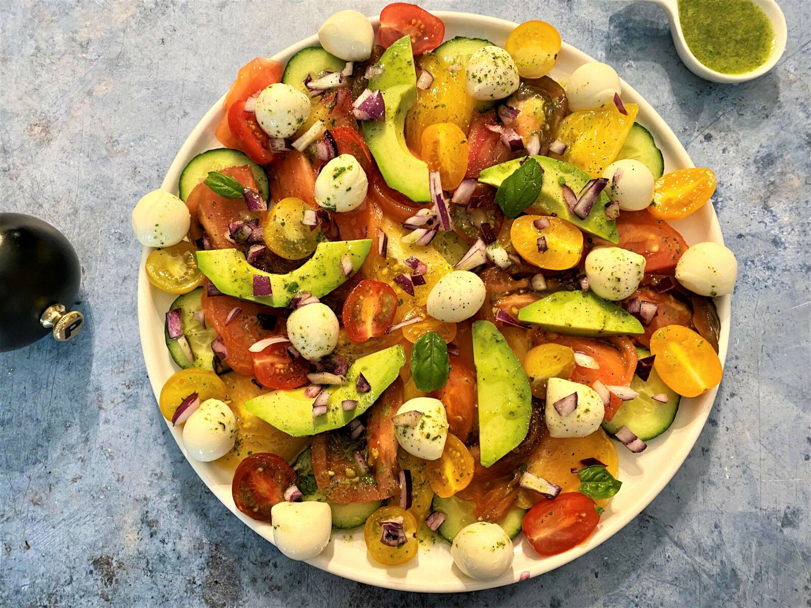 Salade composée de tomates, concombre, avocat et mozzarella
