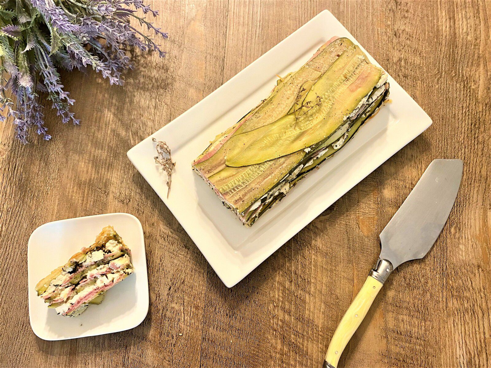 Millefeuille de courgette au jambon et à la feta
