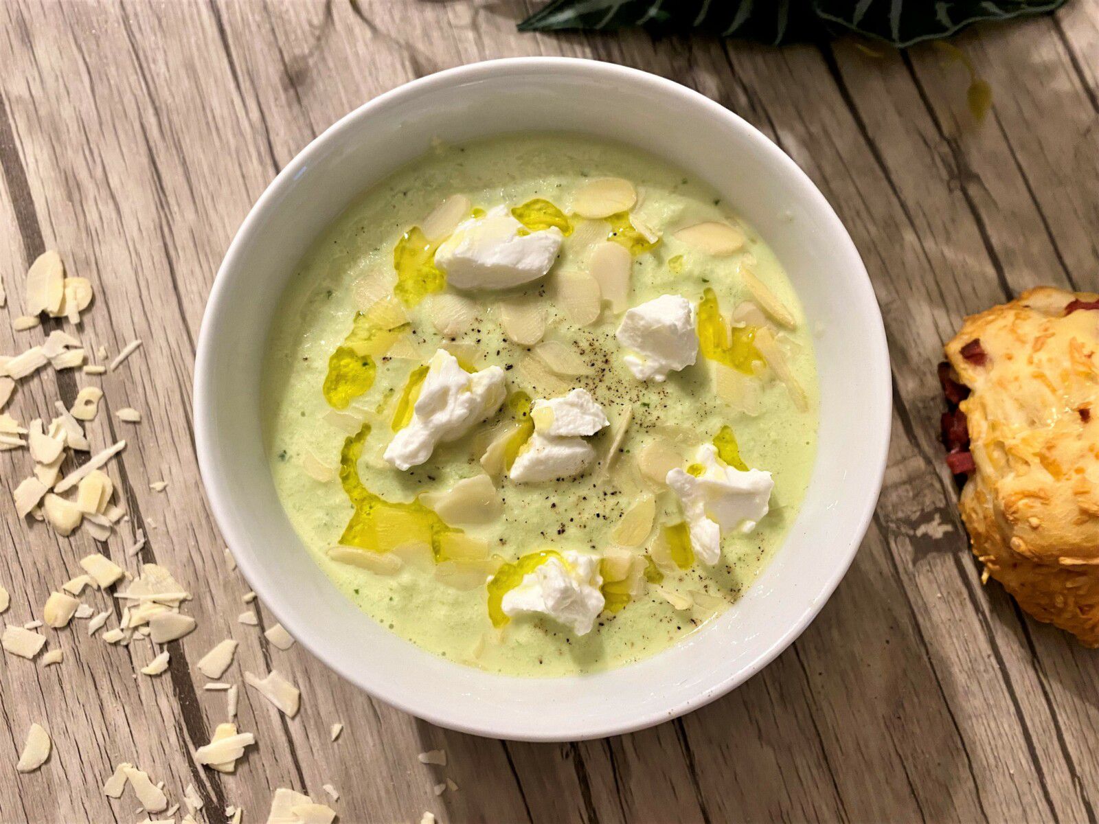 Soupe froide de concombre et chèvre frais