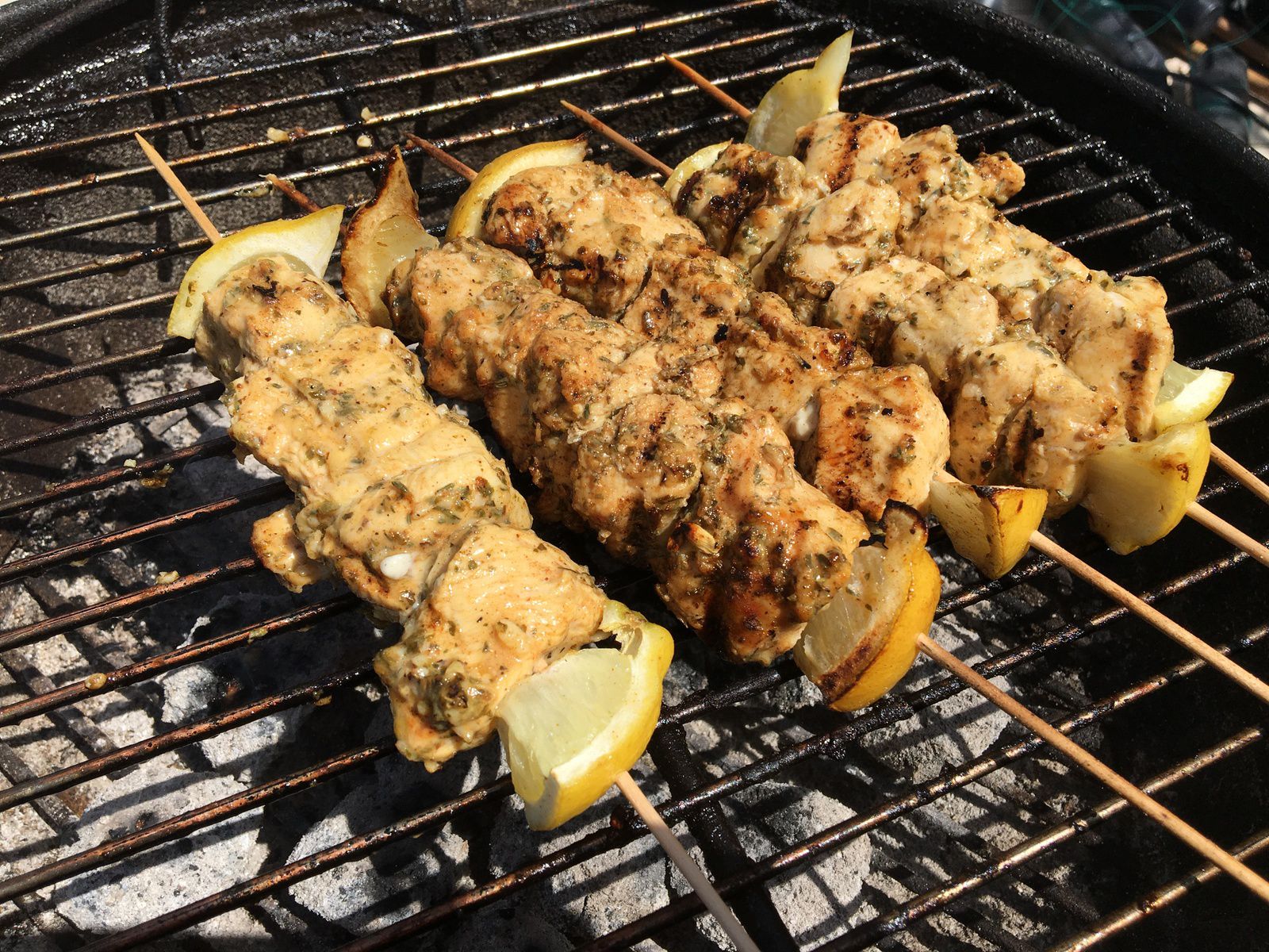 Brochettes de poulet mariné au citron, ail, épices