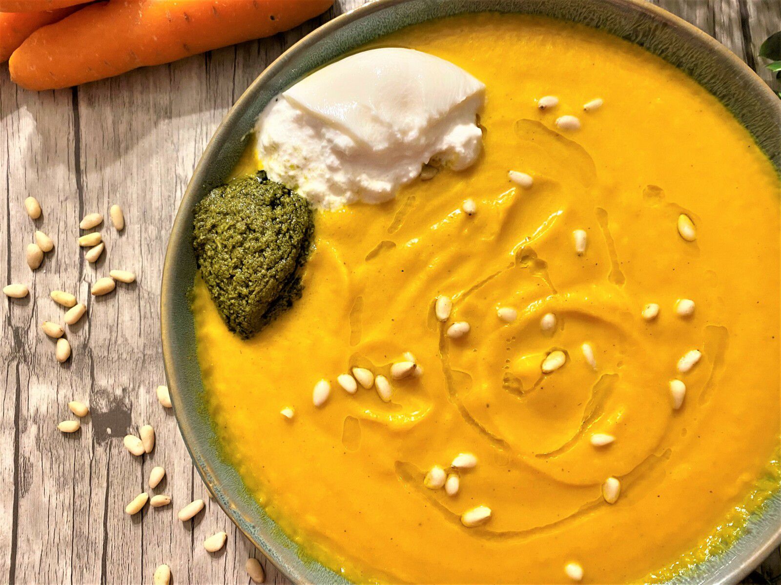 Velouté de carottes au pesto et burrata