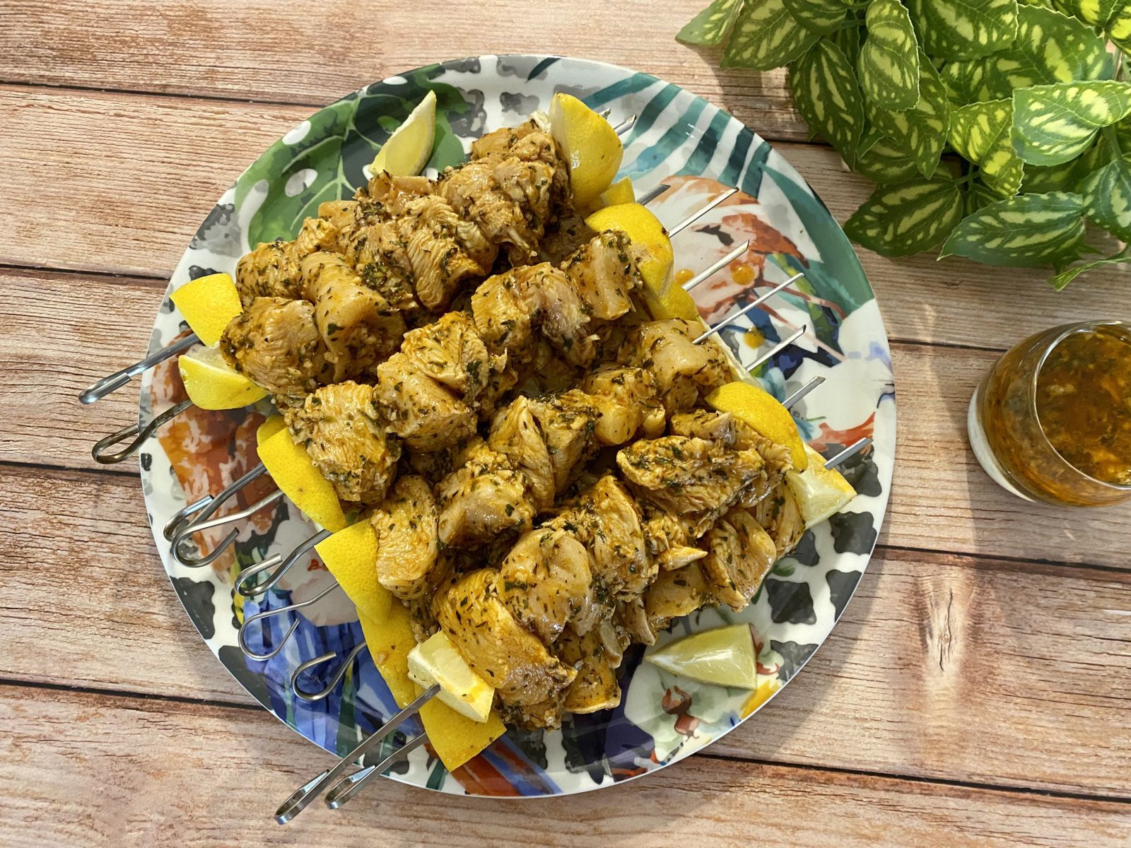 Brochettes de poulet mariné au citron, ail, épices