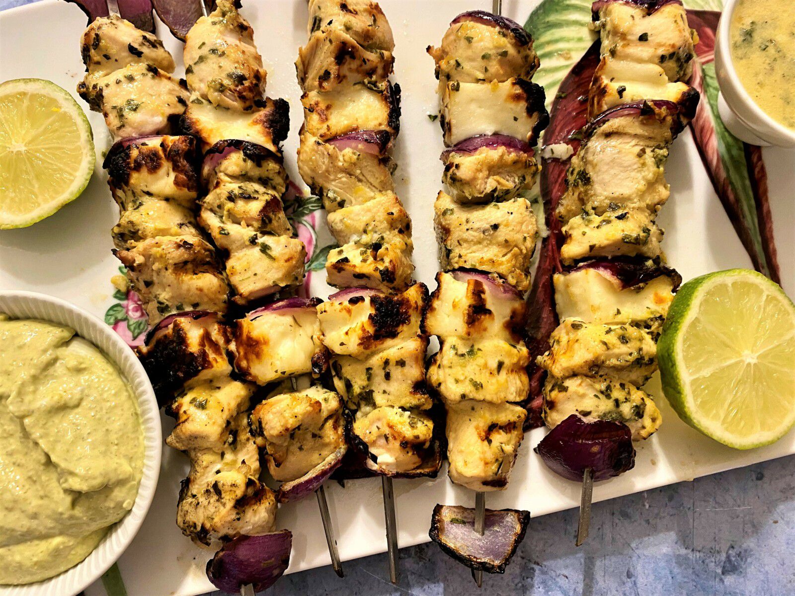 Brochettes de poulet et halloumi au basilic, mayonnaise au pesto