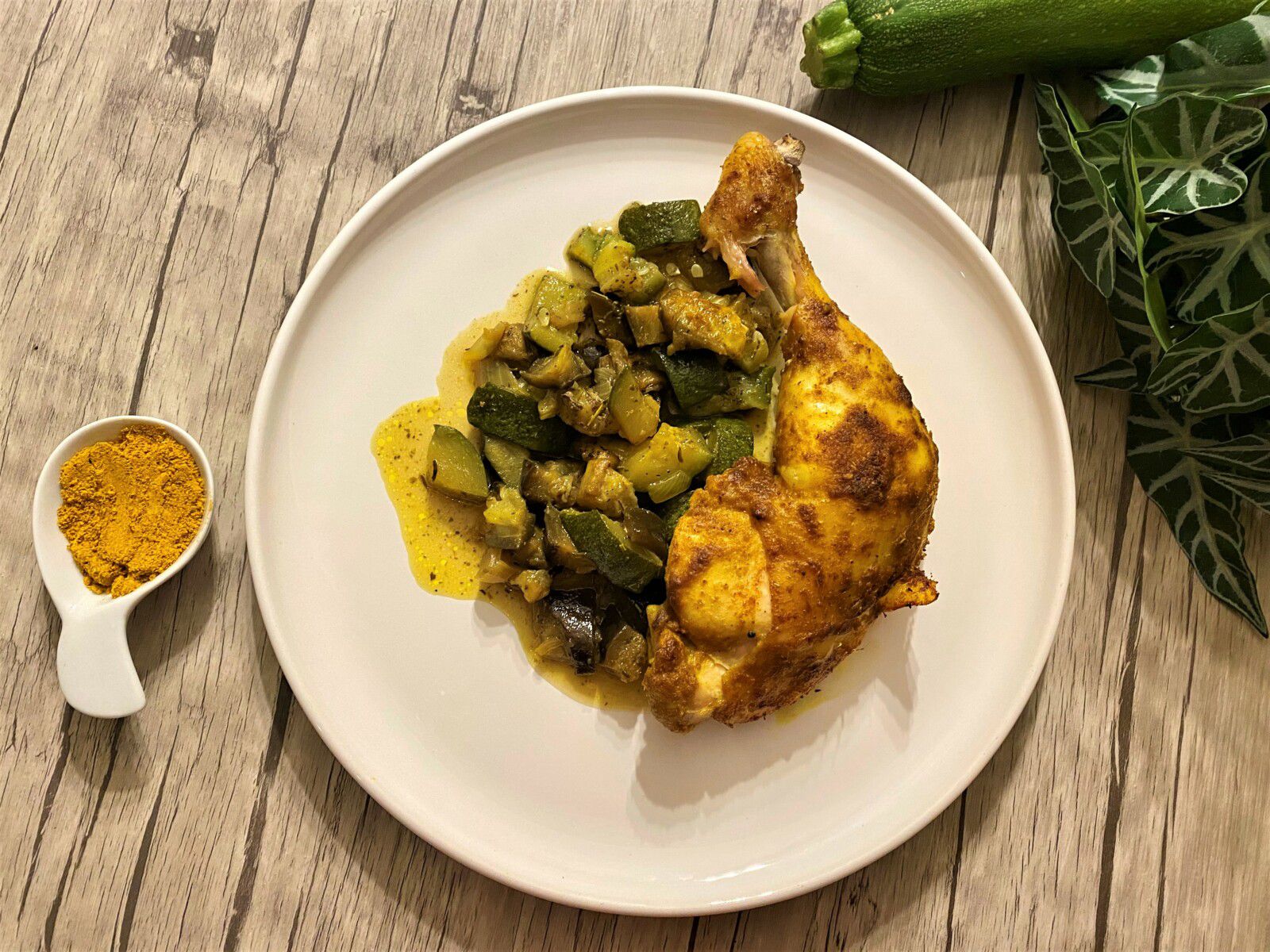 Cuisses de poulet, courgettes et aubergines rôtis au curry