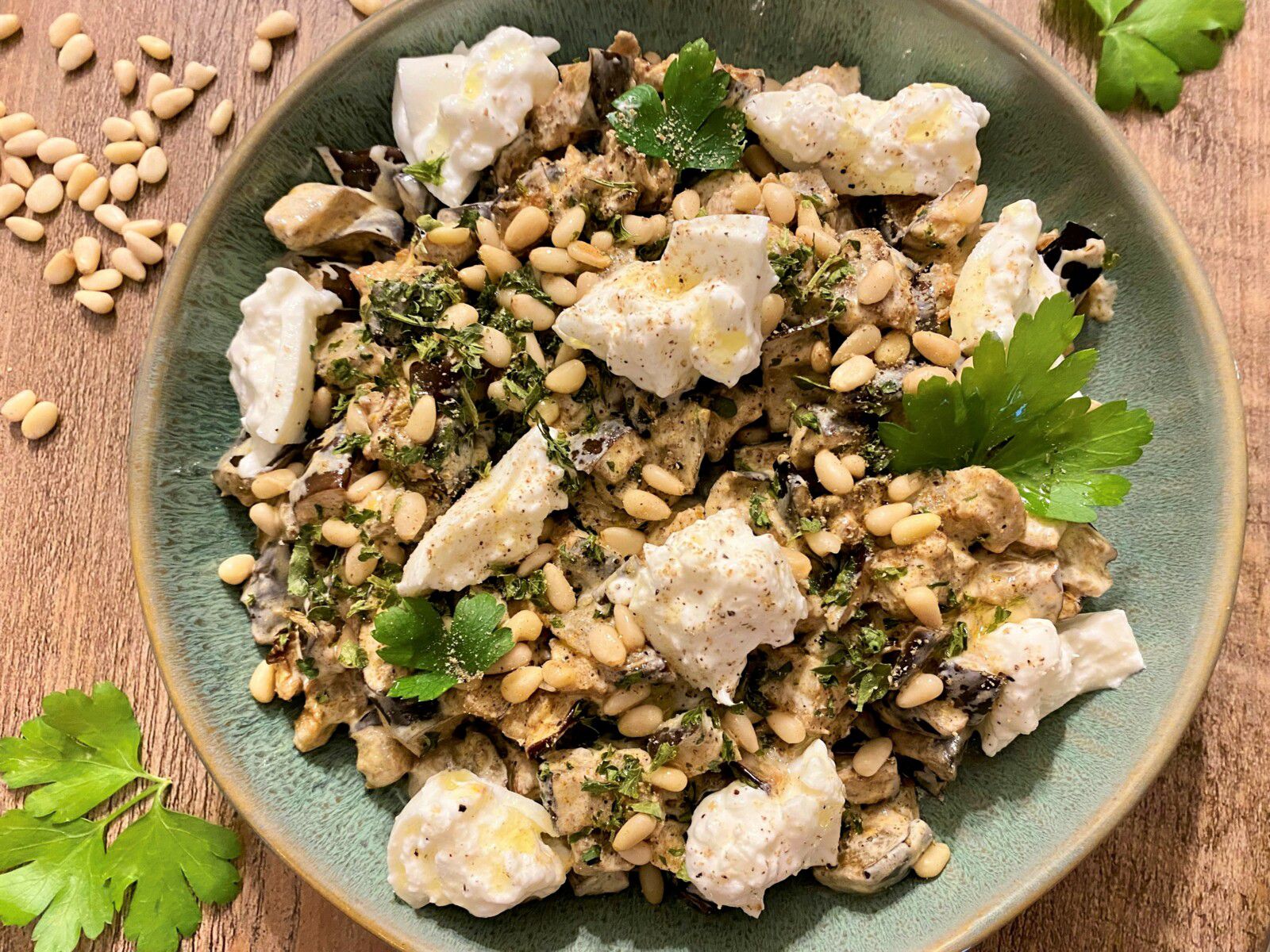 Salade d'aubergines rôties aux épices et burrata