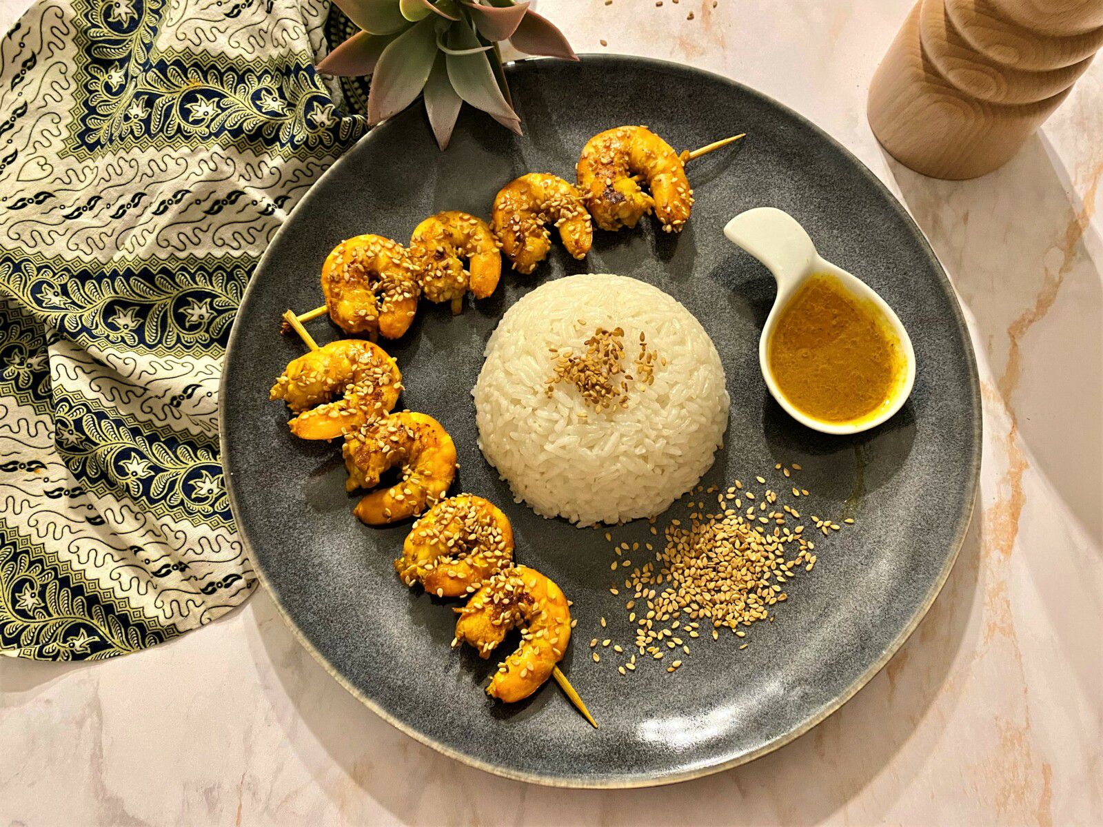 Crevettes sautées au curry, gingembre, sauce soja et sésame